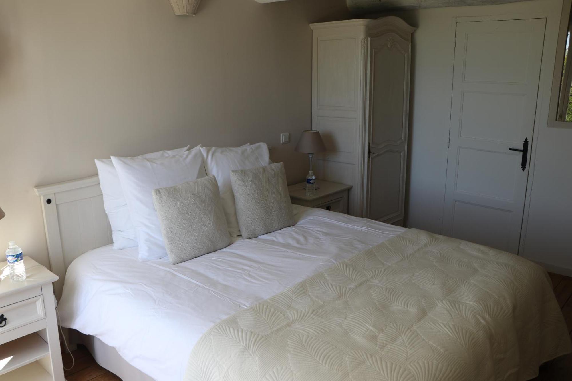 Le Mas Des Cerisiers Jacuzzi Et Sauna Inclus Pour Tous Les Logements Avignon Rum bild